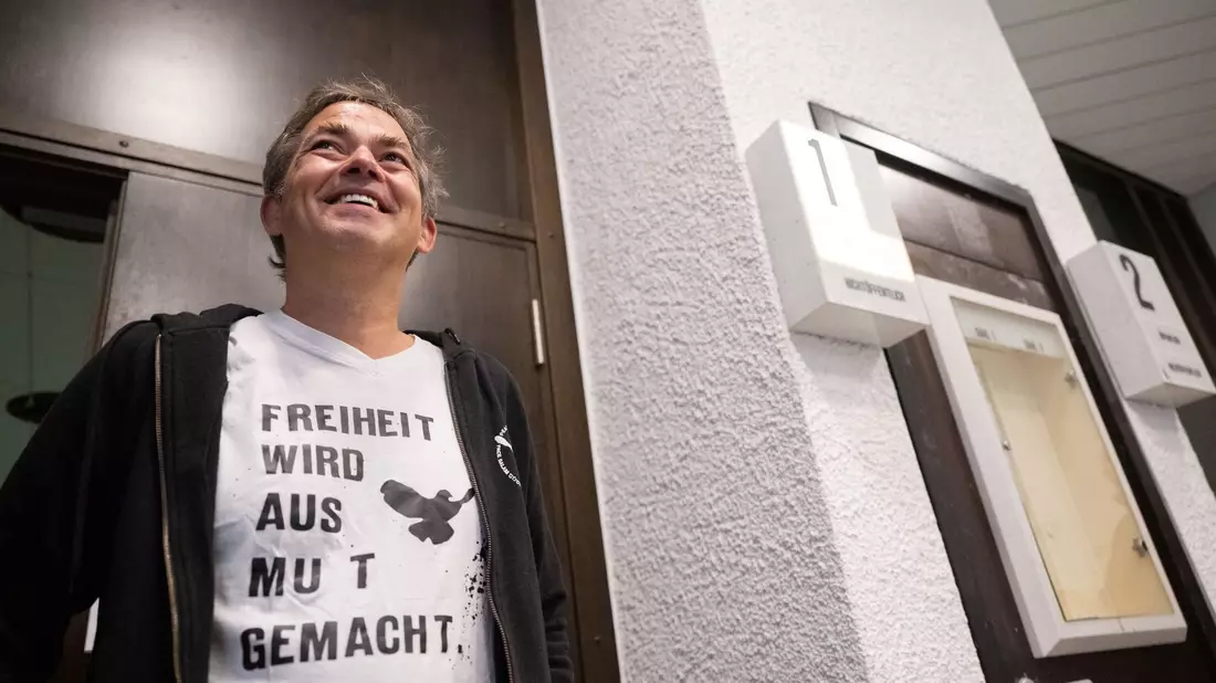Ballweg sieht sich als Verfolgter der Justiz.  - Bild: Marijan Murat/dpa