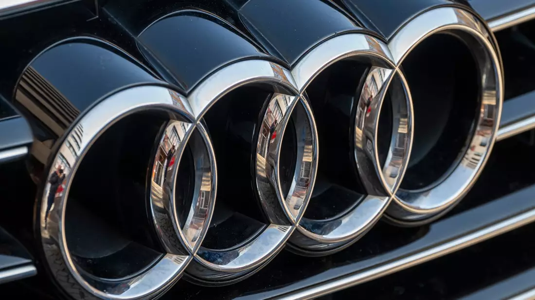 Audi-Logo: Der Autobauer streicht Tausende Jobs. (Symbolbild) - Bild: Peter Kneffel/dpa