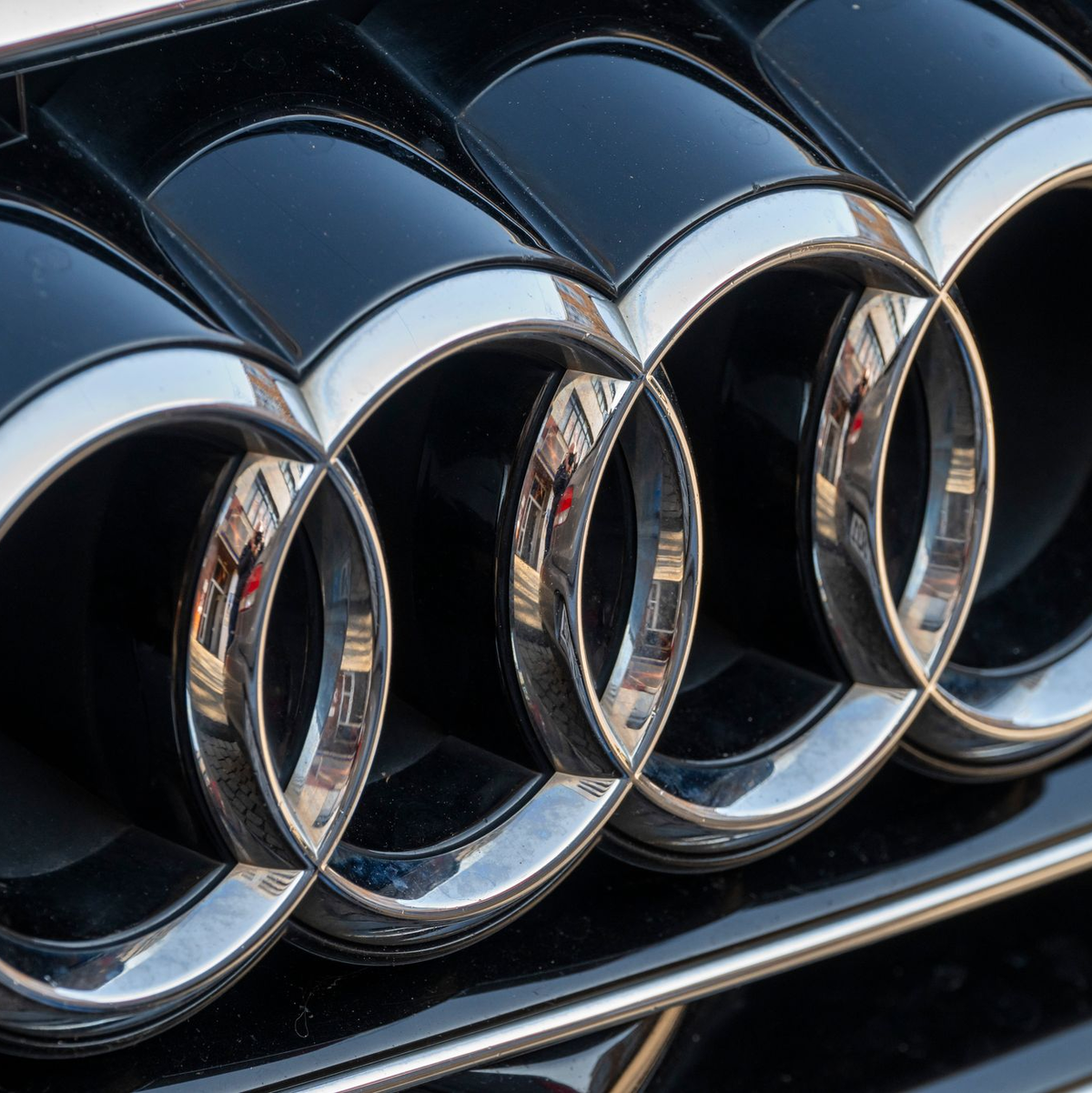 Audi-Logo: Der Autobauer streicht Tausende Jobs. (Symbolbild) - Foto: Peter Kneffel/dpa