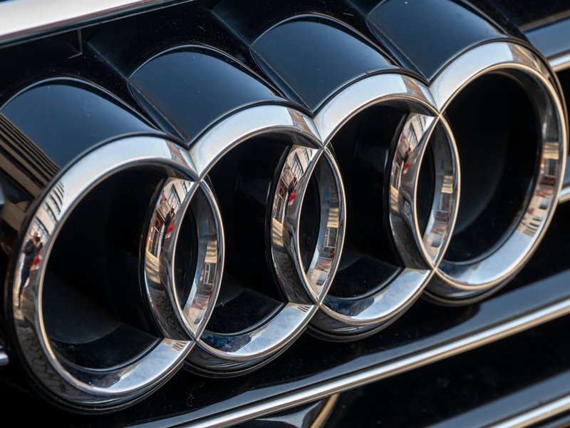 Audi-Logo: Der Autobauer streicht Tausende Jobs. (Symbolbild) - Foto: Peter Kneffel/dpa