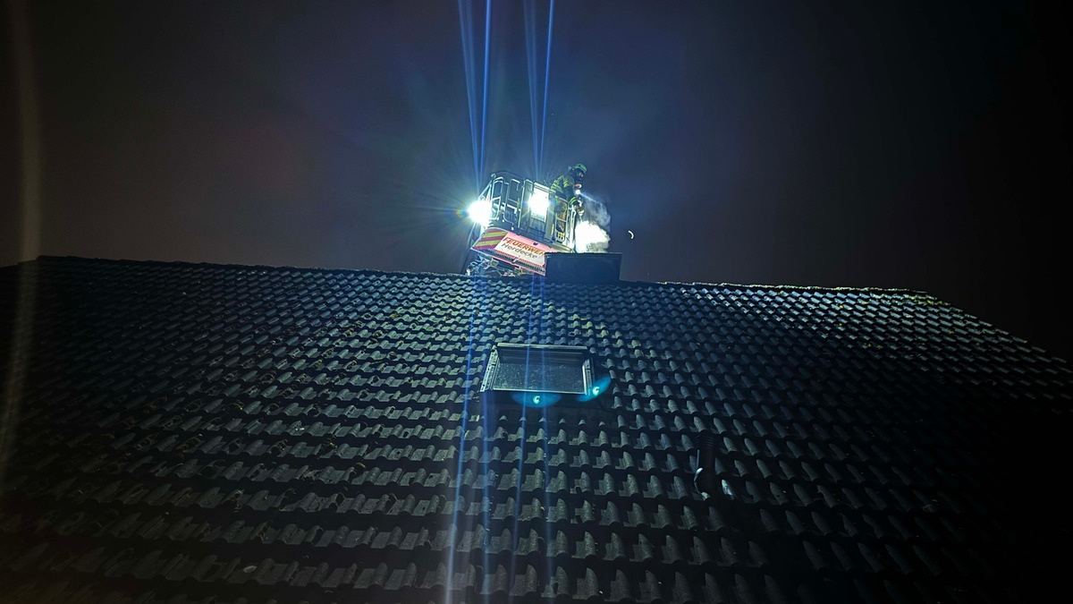 FW-EN: Feuerwehr rückte zu Kaminbrand in den Dahlienweg aus - Kamin wurde gespiegelt und gekehrt - Foto: presseportal.de