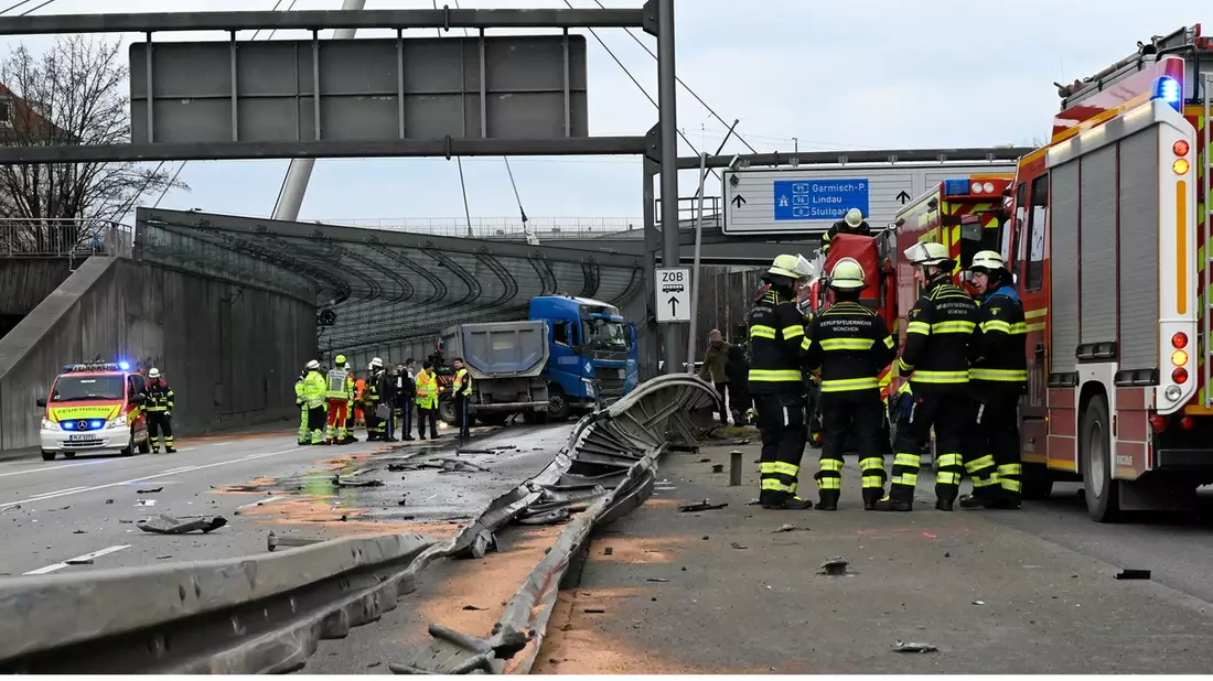 FW-M: Lkw durchbricht Mittelleitplanke (Milbertshofen) - Bild: presseportal.de