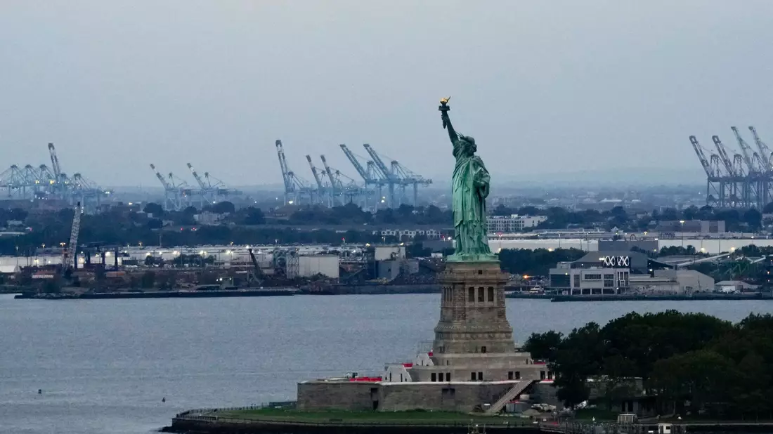 Das berühmte New Yorker Wahrzeichen ist ein Geschenk Frankreichs an die USA. (Archivbild) - Bild: Susan Walsh/AP/dpa