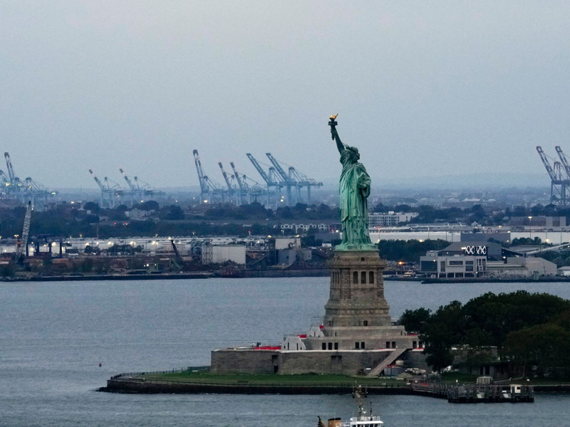 Das berühmte New Yorker Wahrzeichen ist ein Geschenk Frankreichs an die USA. (Archivbild) - Foto: Susan Walsh/AP/dpa