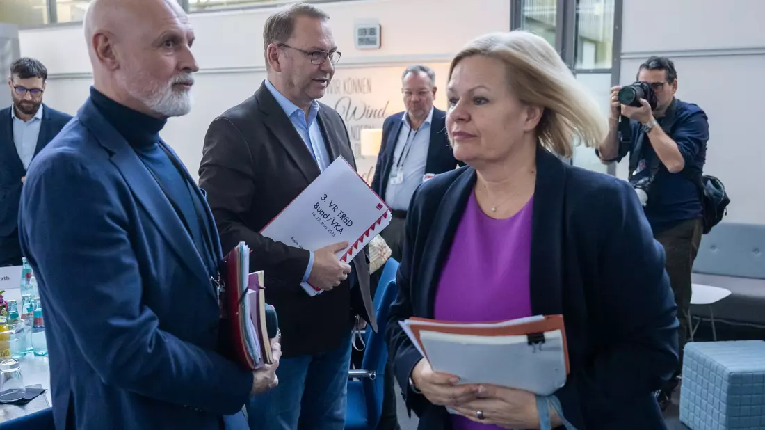 Tagelang haben Gewerkschaften und Arbeitgeber verhandelt - und sich nicht geeinigt.  - Bild: Christophe Gateau/dpa