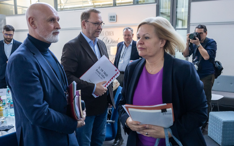 Tagelang haben Gewerkschaften und Arbeitgeber verhandelt - und sich nicht geeinigt.  - Foto: Christophe Gateau/dpa