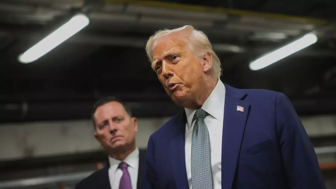 US-Präsident Donald Trump steht in der Präsidentenloge des John F. Kennedy Centers. - Bild: Uncredited/Pool/AP/dpa