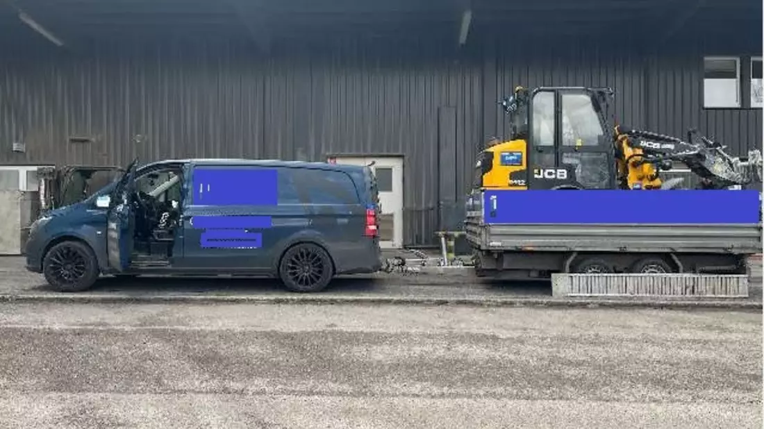 POL-CUX: Kontrolle eines Transporter-Anhänger-Gespanns auf der BAB - Fahrzeugführer wiederholt unbelehrbar (Foto im Anhang) - Bild: presseportal.de