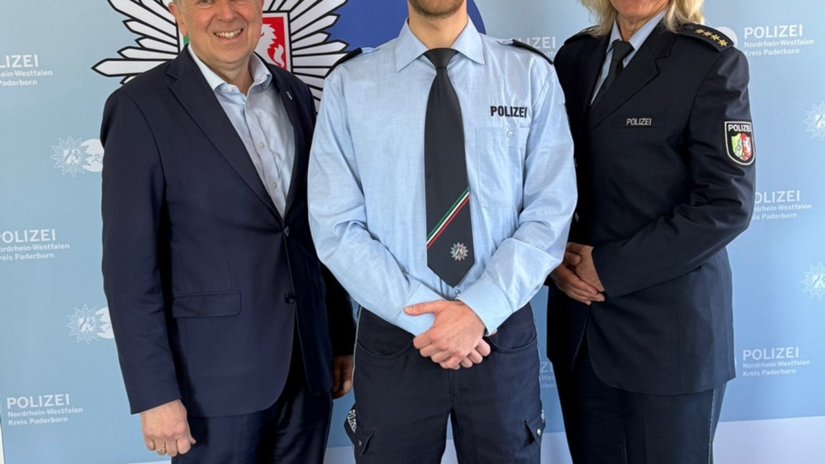 POL-PB: Paderborner Polizeikommissar erhält Ehrung für Bachelorarbeit - Foto: presseportal.de