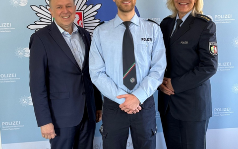 POL-PB: Paderborner Polizeikommissar erhält Ehrung für Bachelorarbeit - Foto: presseportal.de