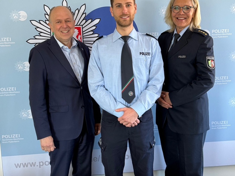 POL-PB: Paderborner Polizeikommissar erhält Ehrung für Bachelorarbeit - Foto: presseportal.de
