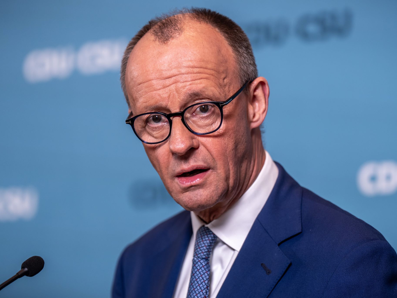 Der Bundestag will heute ein Riesen-Schuldenpaket beschließen. Gibt der Bundesrat auch grünes Licht, dürfte das auch schnelle neue Hilfen für die Ukraine bedeuten. Kündigt der Unionsfraktionschef an. - Foto: Michael Kappeler/dpa