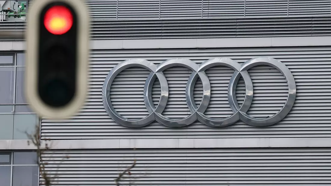 Audi-Zentrale in Ingolstadt - beim Autobauer läuft es derzeit schlecht.  - Bild: Daniel Löb/dpa