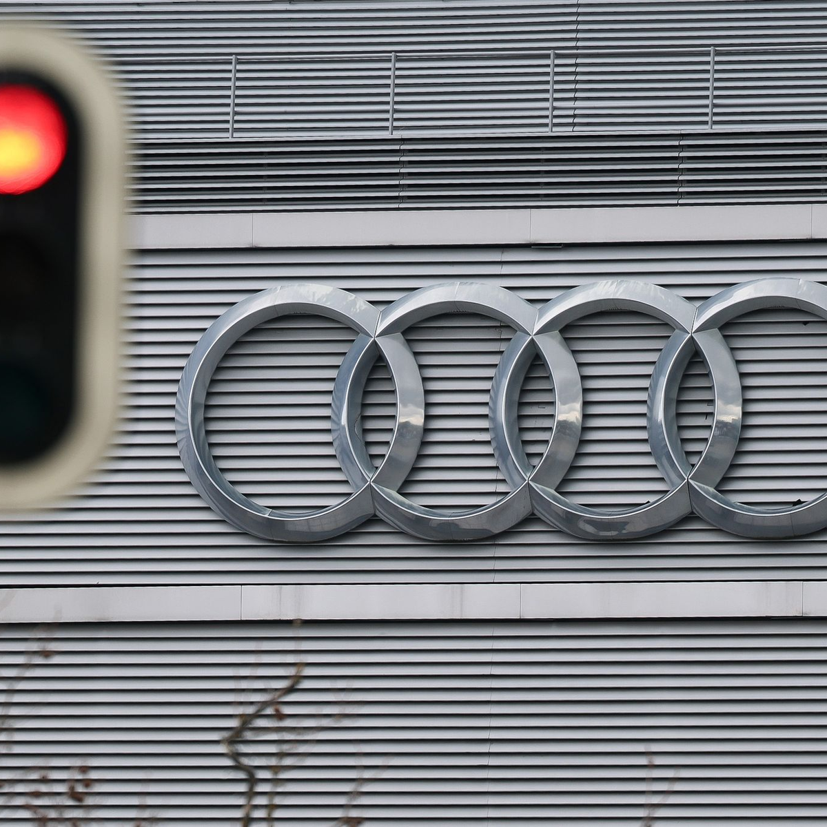 Audi-Zentrale in Ingolstadt - beim Autobauer läuft es derzeit schlecht.  - Foto: Daniel Löb/dpa
