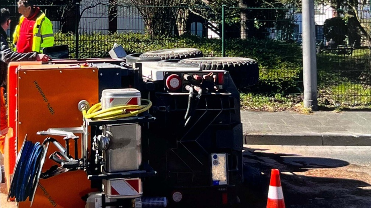 POL-LIP: Bad Salzuflen. Reinigungswagen beim Abbiegen umgekippt. - Foto: presseportal.de