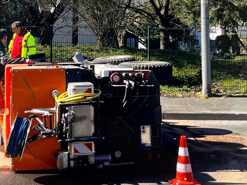 POL-LIP: Bad Salzuflen. Reinigungswagen beim Abbiegen umgekippt. - Foto: presseportal.de