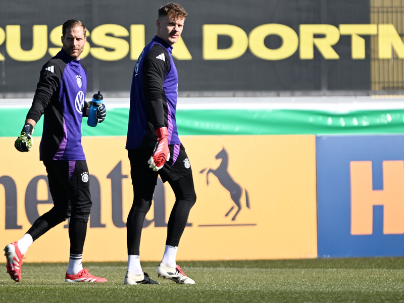 Julian Nagelsmann (M) beobachtet das Aufwärmen seiner Spieler. - Foto: Federico Gambarini/dpa