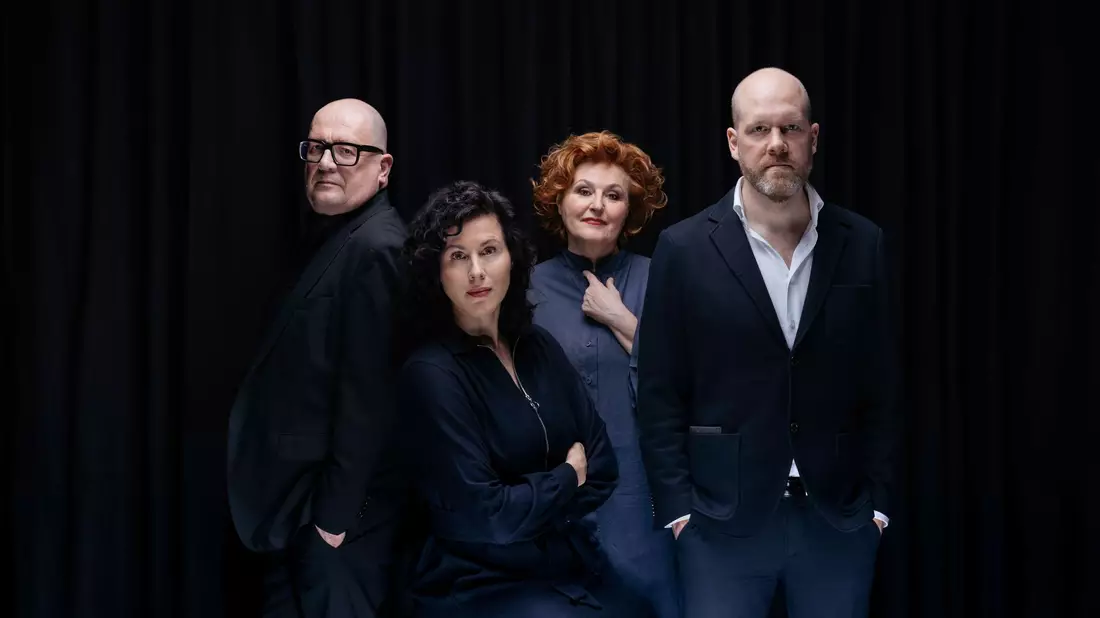 Die vier Hosts des Podcasts «Zeit Verbrechen»: Andreas Sentker (v.l.n.r.), Anne Kunze, Sabine Rückert und Daniel Müller.  - Bild: Julia Sellmann/Die Zeit/dpa