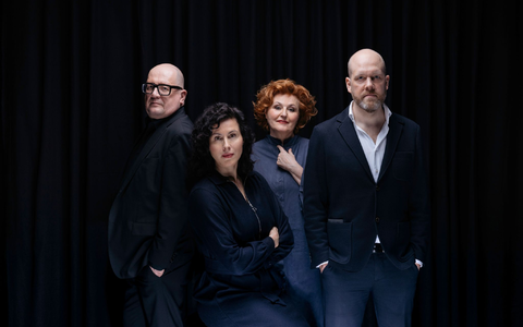 Die vier Hosts des Podcasts «Zeit Verbrechen»: Andreas Sentker (v.l.n.r.), Anne Kunze, Sabine Rückert und Daniel Müller. - Foto: Julia Sellmann/Die Zeit/dpa Die vier Hosts des Podcasts «Zeit Verbrechen»: Andreas Sentker (v.l.n.r.), Anne Kunze, Sabine Rückert und Daniel Müller. - Foto: Julia Sellmann/Die Zeit/dpa