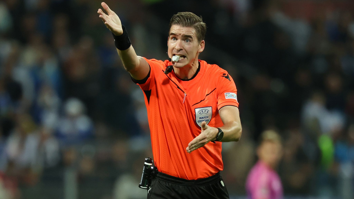 Der Franzose Letexier pfeift das Viertelfinal-Hinspiel der DFB-Elf in Italien.  - Foto: Christian Charisius/dpa