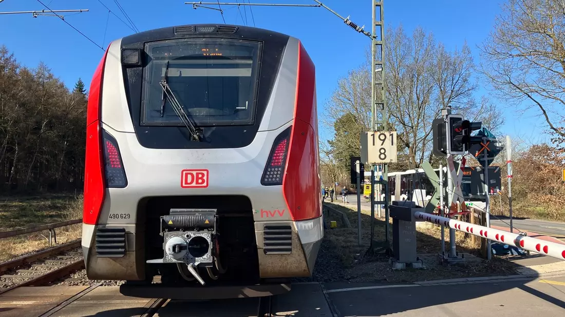 POL-STD: 22-jähriger Fahrer eines E-Scooter von S-Bahn erfasst und lebensgefährlich verletzt - Bild: presseportal.de