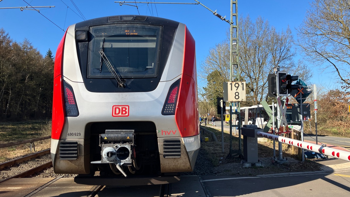 POL-STD: 22-jähriger Fahrer eines E-Scooter von S-Bahn erfasst und lebensgefährlich verletzt - Foto: presseportal.de