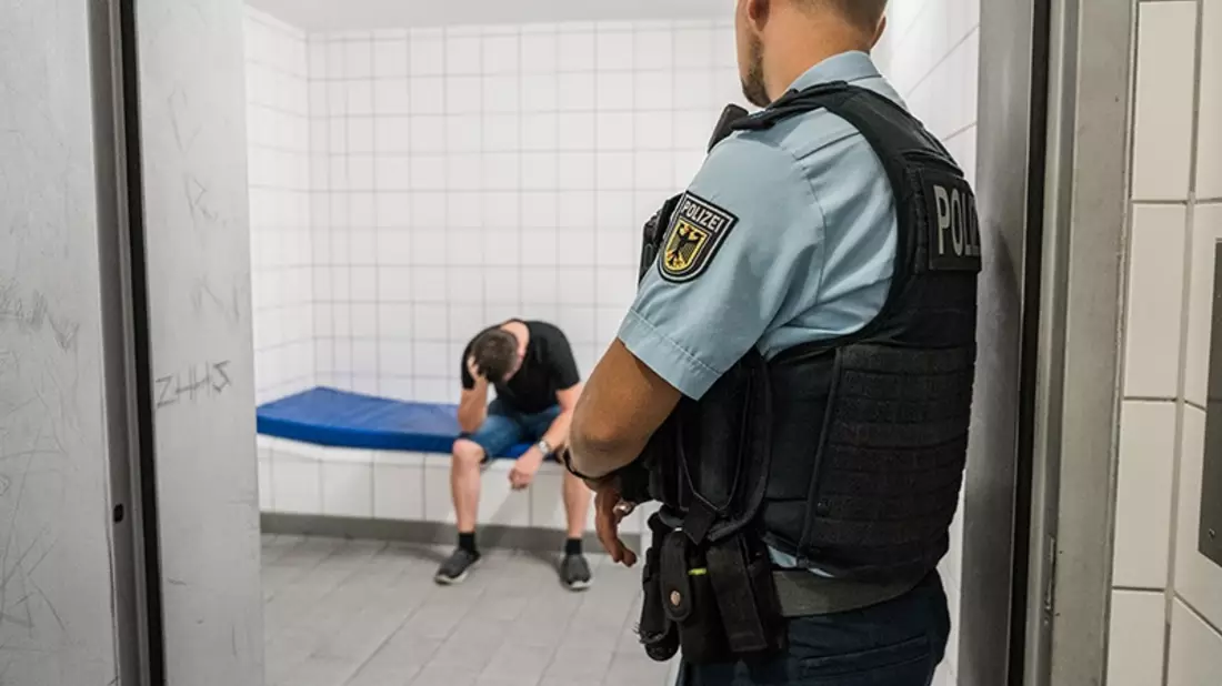 Bundespolizeidirektion München: Eltern unter Drogeneinfluss: Bundespolizisten verhaften Vater - Jugendamt nimmt Baby in Obhut - Bild: presseportal.de
