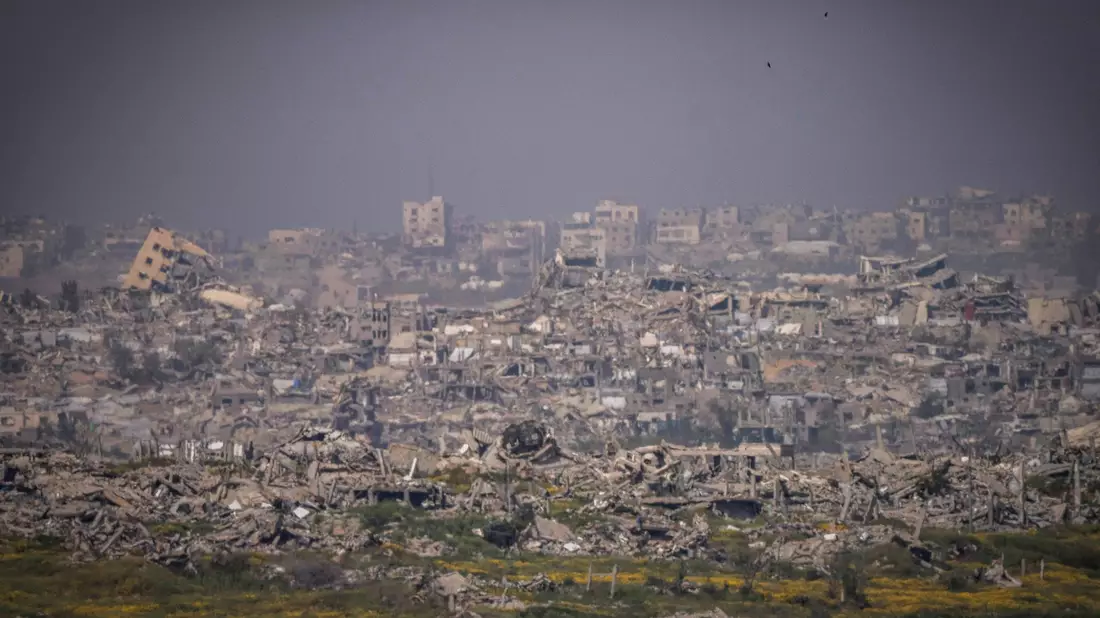 Zerstörte Gebäude im Gazastreifen von der Grenze zwischen Israel und Gaza aus gesehen.  - Bild: Ilia  Yefimovich/dpa
