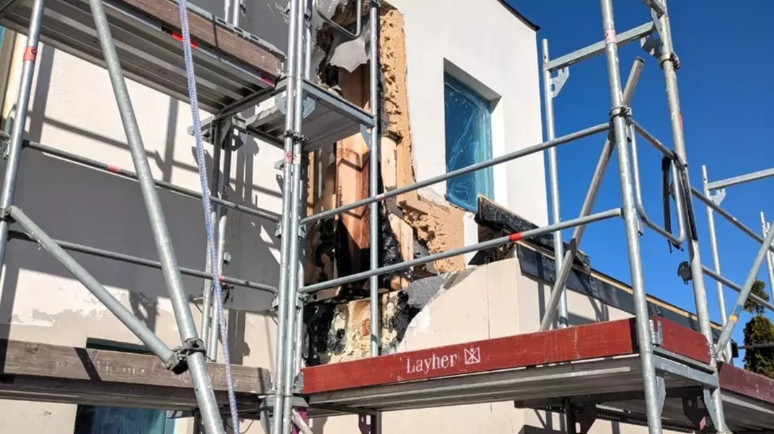 FW-E: Fassadenbrand in Essen - Brandausbreitung konnte verhindert werden - Bild: presseportal.de