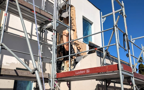 FW-E: Fassadenbrand in Essen - Brandausbreitung konnte verhindert werden - Foto: presseportal.de