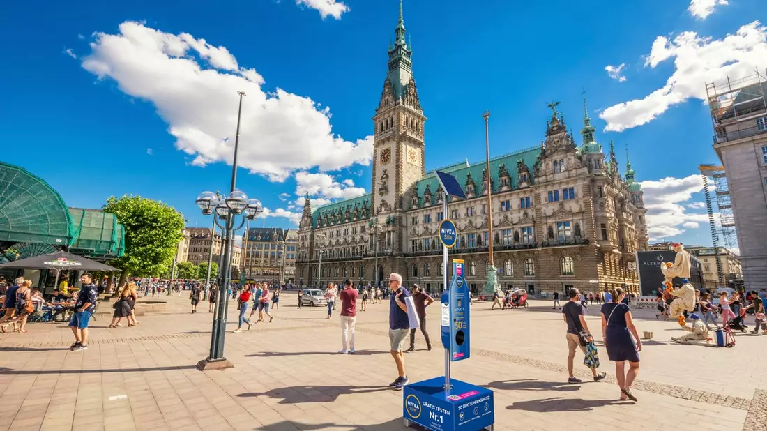 Happy moments in the sun / Dank der Nivea Sun Sonnenmilch-Spender - Bild: presseportal.de
