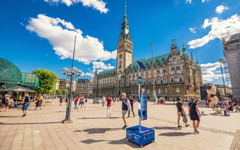Happy moments in the sun / Dank der Nivea Sun Sonnenmilch-Spender - Foto: presseportal.de
