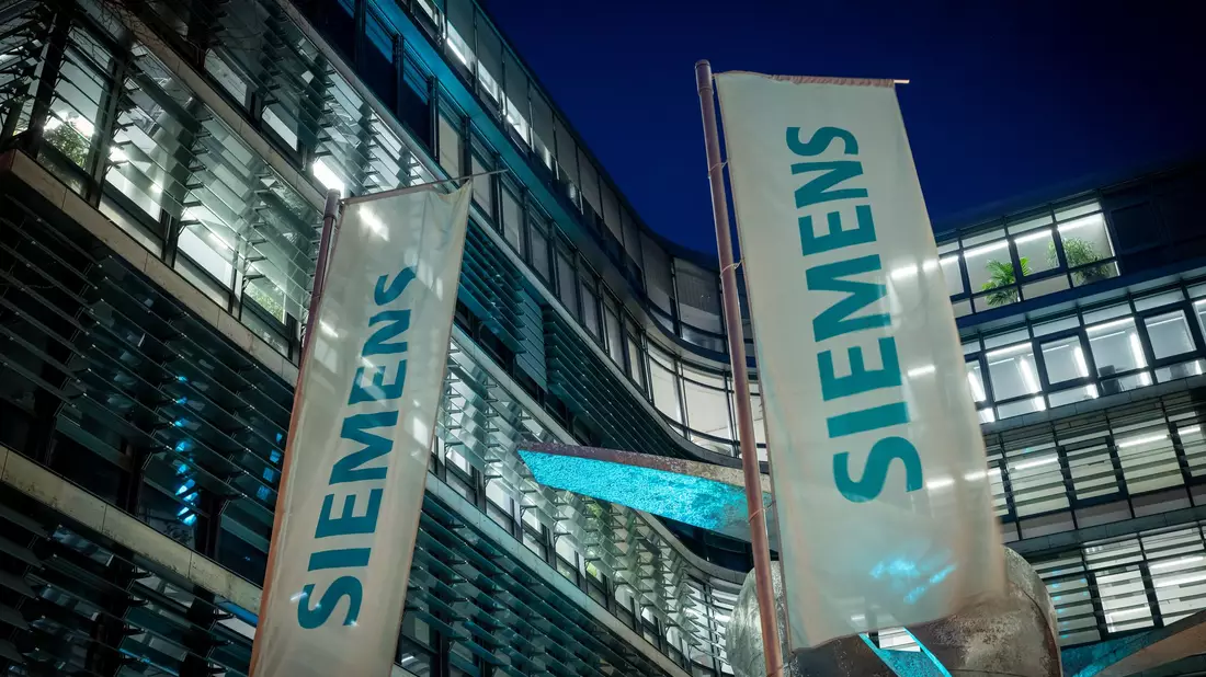 Bei Siemens haben sich Arbeitgeber und Arbeitnehmer auf gleich mehrere Vereinbarungen geeinigt. (Archivbild) - Bild: Peter Kneffel/dpa