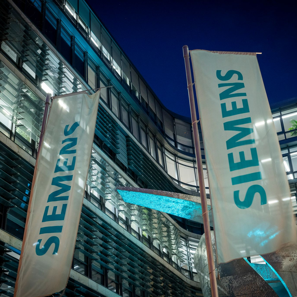 Auch Siemens baut Jobs ab.   - Foto: Peter Kneffel/dpa