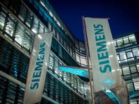 Auch Siemens baut Jobs ab.   - Foto: Peter Kneffel/dpa