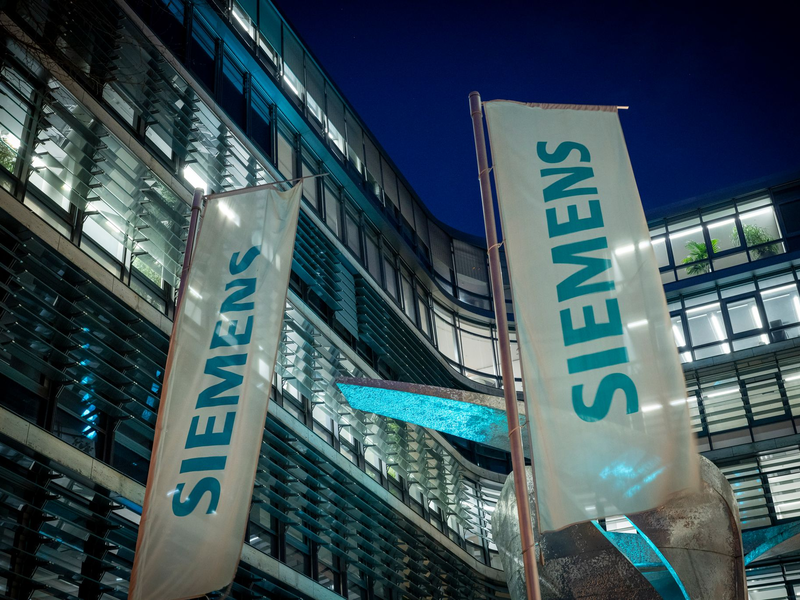 Auch Siemens baut Jobs ab.   - Foto: Peter Kneffel/dpa