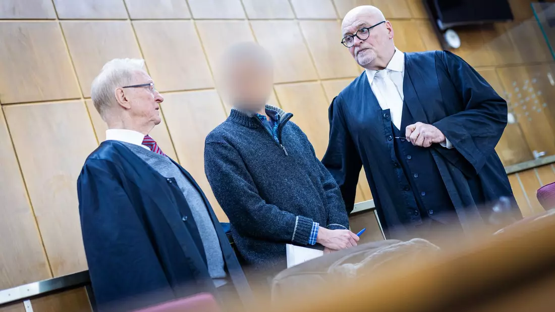 In einer Erklärung spricht der Angeklagte im Fall der mutmaßlichen Vergiftung zweier Kollegen von einem fatalen Fehler und einem folgenschweren Missgeschick.  - Bild: Moritz Frankenberg/dpa