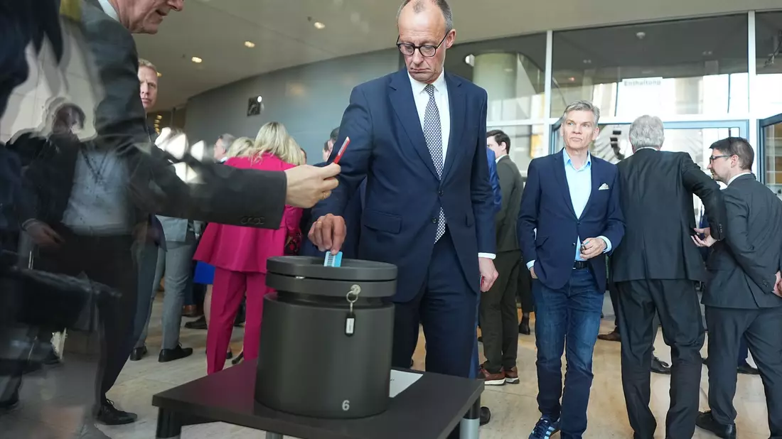 Die Abgeordneten, hier Friedrich Merz, stimmten namentlich ab. - Bild: Michael Kappeler/dpa Pool/dpa