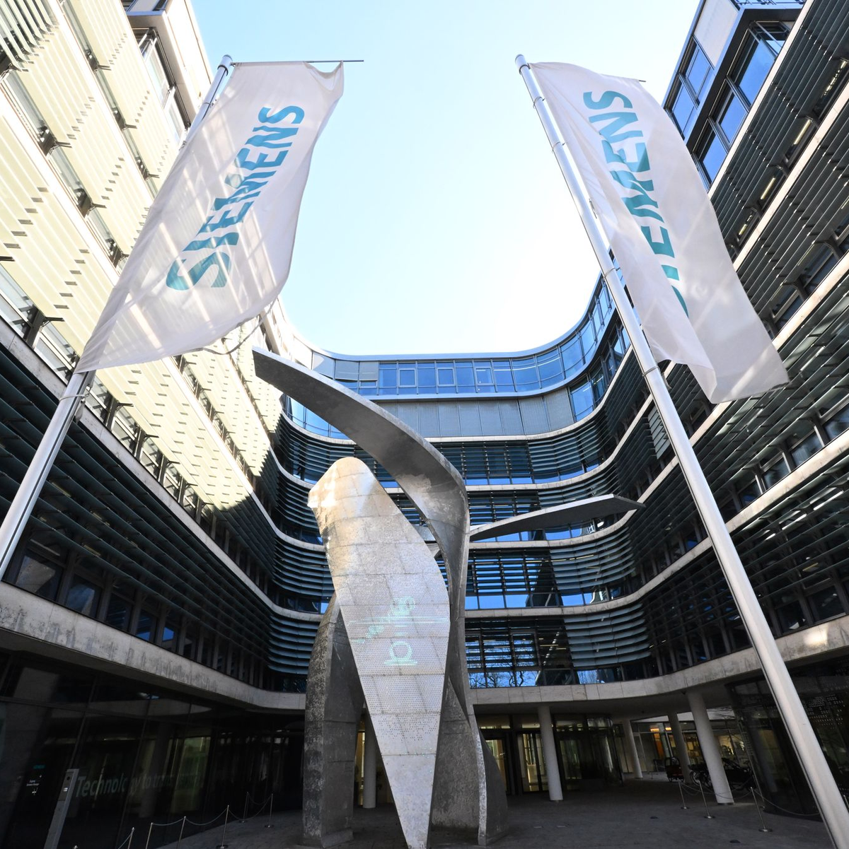 Bei Siemens ist einiges in Bewegung. - Foto: Felix Hörhager/dpa