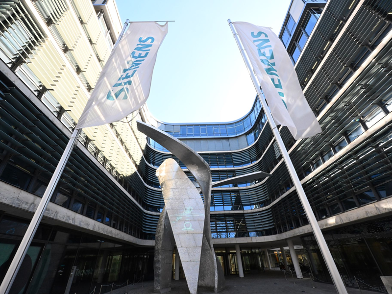 Bei Siemens haben sich Arbeitgeber und Arbeitnehmer auf gleich mehrere Vereinbarungen geeinigt. (Archivbild) - Foto: Felix Hörhager/dpa