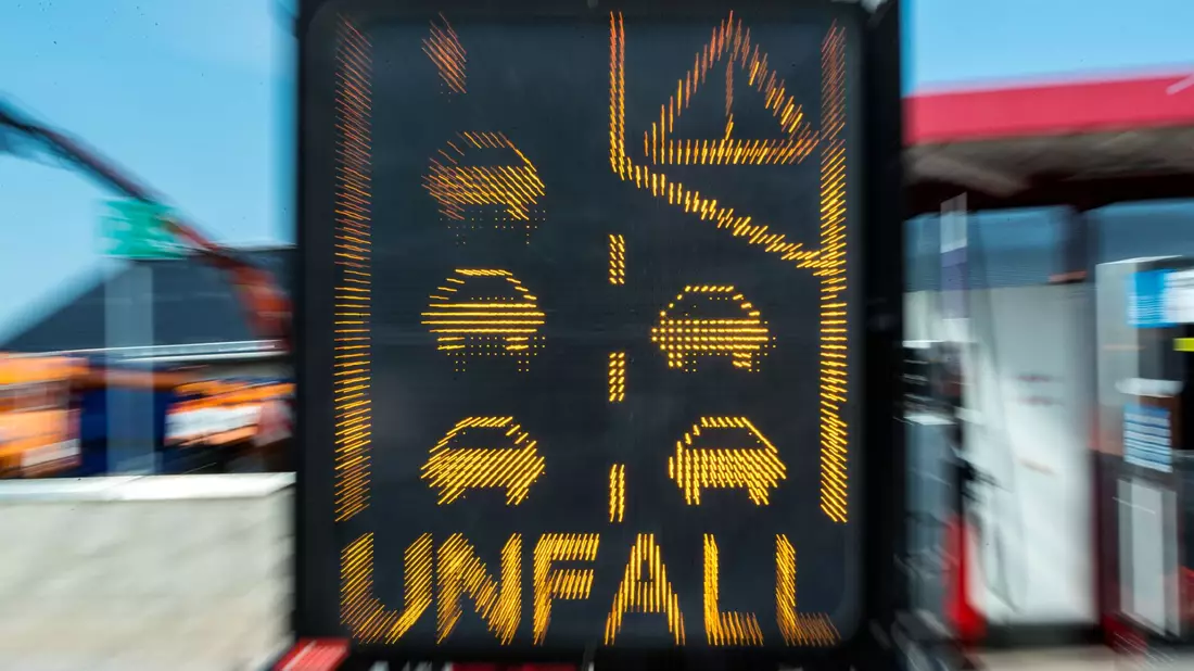 Auf Landstraßen gibt es nach wie vor die meisten Unfälle. (Symbolbild) - Bild: Jens Büttner/dpa