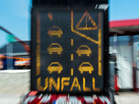 Auf Landstraßen gibt es nach wie vor die meisten Unfälle. (Symbolbild) - Foto: Jens Büttner/dpa