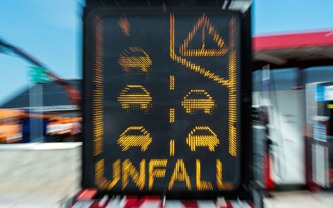 Auf Landstraßen gibt es nach wie vor die meisten Unfälle. (Symbolbild) - Foto: Jens Büttner/dpa