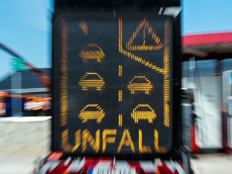 Auf Landstraßen gibt es nach wie vor die meisten Unfälle. (Symbolbild) - Foto: Jens Büttner/dpa