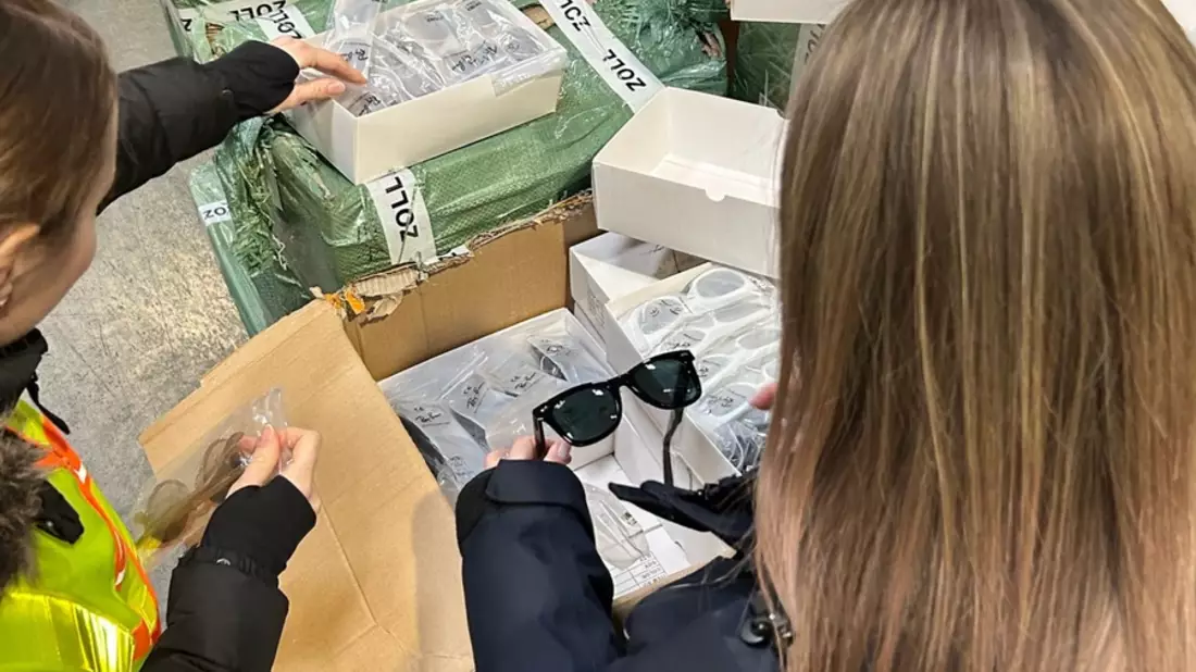 HZA-S: Gefährliche Accessoires / Stuttgarter Zoll stoppt Einfuhr von Sonnenbrillen und Kinderuhren aus China - Bild: presseportal.de