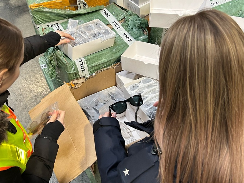 HZA-S: Gefährliche Accessoires / Stuttgarter Zoll stoppt Einfuhr von Sonnenbrillen und Kinderuhren aus China - Foto: presseportal.de