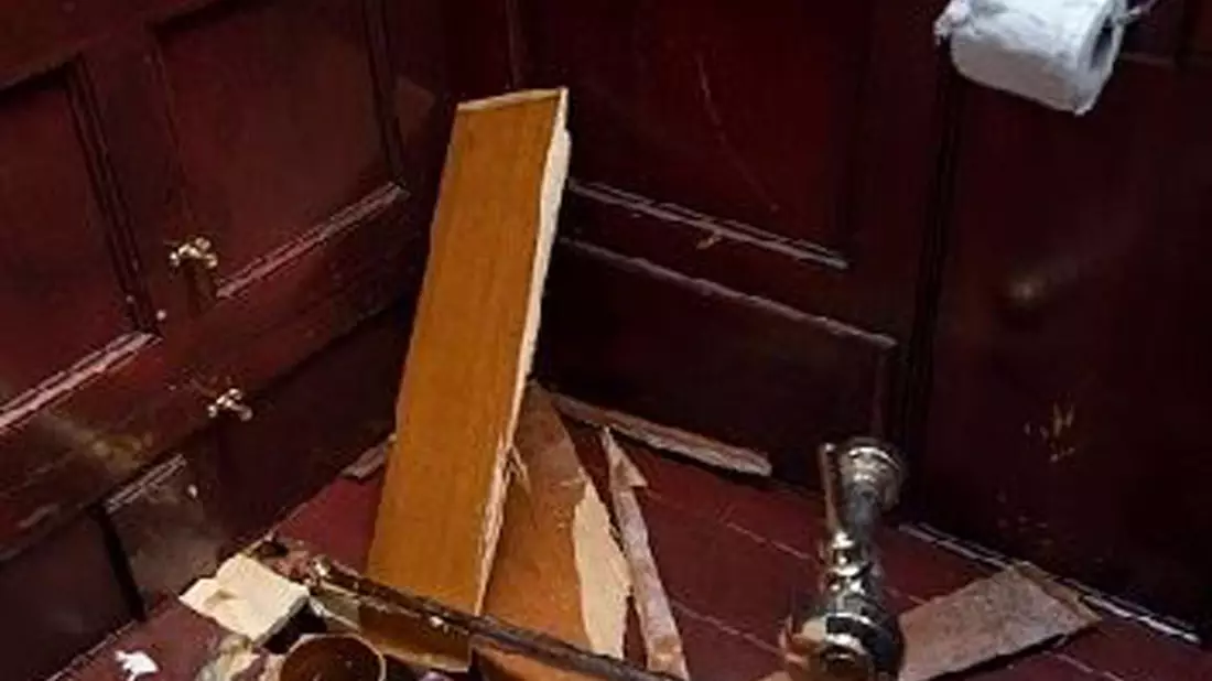 Innerhalb weniger Minuten rissen die Einbrecher die goldene Toilette heraus. (Archivbild) - Bild: Pete Seaward/Blenheim Palace/PA Media/dpa
