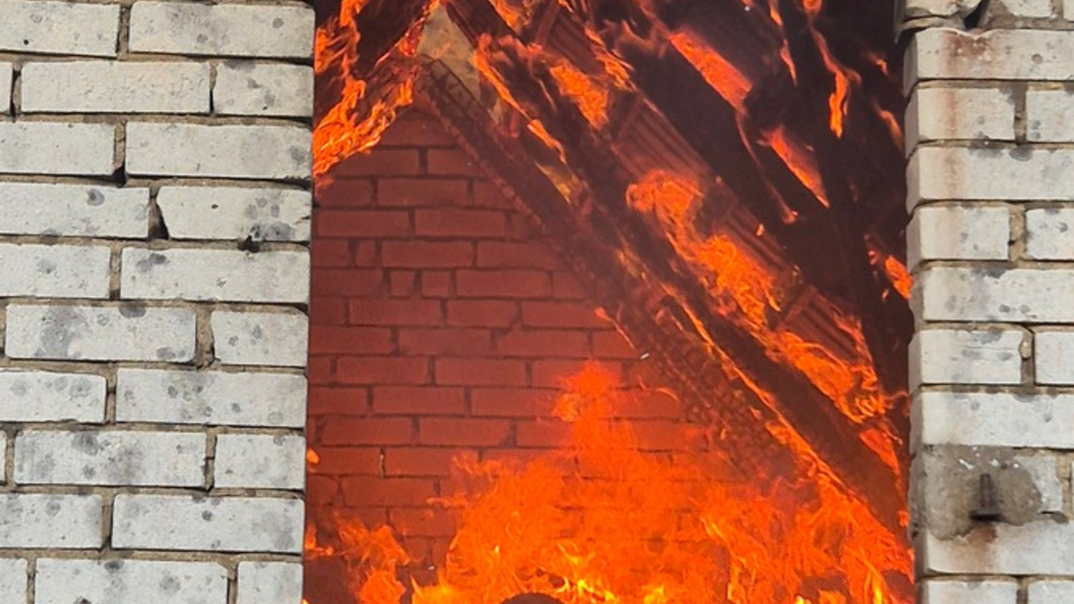 FW Südheide: Weideschuppen brennt in Baven - Foto: presseportal.de