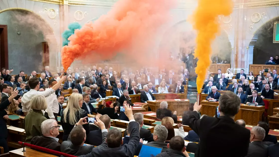 Begleitet von Rauchbomben, die Abgeordnete der Oppositionspartei Momentum im Plenarsaal entfachten, hat Ungarns Parlament ein Verbot der alljährlichen Pride-Paraden beschlossen, bei denen Menschen für die Rechte nicht heterosexueller Lebensformen demonstrieren. - Bild: Boglarka Bodnar/MTI/AP/dpa