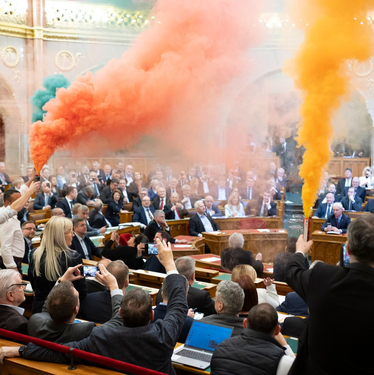 Begleitet von Rauchbomben, die Abgeordnete der Oppositionspartei Momentum im Plenarsaal entfachten, hat Ungarns Parlament ein Verbot der alljährlichen Pride-Paraden beschlossen, bei denen Menschen für die Rechte nicht heterosexueller Lebensformen demonstrieren. - Foto: Boglarka Bodnar/MTI/AP/dpa